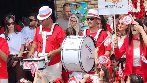 Miniklerin 23 Nisan Heyecanı! Atatürk Tişörtleriyle Sahne Aldılar