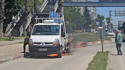 Kepez Gazi Bulvarı’nda Sıcak Anlar! Yanan Kamyoneti Sürücüler Kurtardı