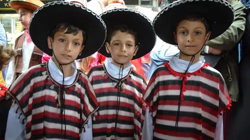 Serik'te 23 Nisan Kutlamalarının Yıldızları Üçüzler Oldu