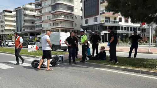 Gazipaşa'da Manevra Hatası Motosiklet Sürücülerini Yola Savurdu