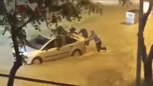 Adana’da Sağanak Kabusu: Cadde ve Sokaklar Göle Döndü!