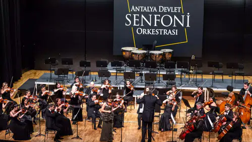 Antalya'da Klasik Müzik Rüzgarı: Mozart ve Karayev Aynı Sahnede!