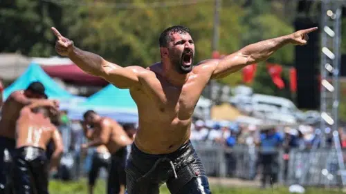 Kepez Er Meydanı’nda Devlerin Savaşı: Enes Doğan Başpehlivanlık Kürsüsünde!