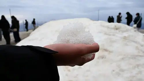 Antalya’da Yaz Yaşanırken, Kemerli Öğrenciler Zirve Kar Keyfi Yaptı