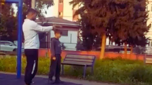 Adana'da Tepki Yağan Görüntü: Parkta Çocuğa Silah Kullanmayı Öğretti!