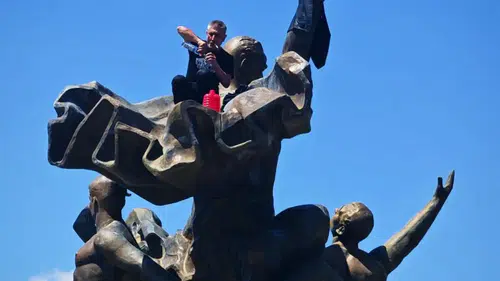 Antalya’da Elinde Benzin Bidonuyla Atatürk Anıtı’na Çıktı!