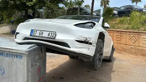 Gazipaşa’da Tıra Çarpmamak İçin Çöp Kovasına Takılıp Kaldı