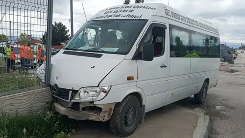 Burdur'da Servis Minibüsü Zincirleme Kazaya Karıştı: 2'si Çocuk 6 Yaralı