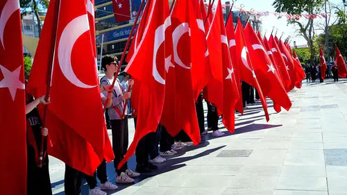 Cumhuriyet Meydanı Kırmızı Beyaza Büründü