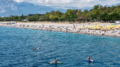 Antalya’da Bayram Yoğunluğu Sahillere Taştı! Tatilciler Konyaaltı'na Akın Etti