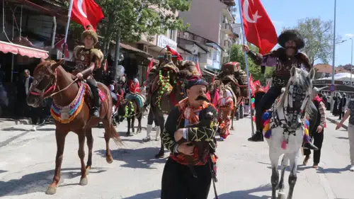 Burdur'da Develer ve Sipsi Eşliğinde Temsili Yörük Göçü
