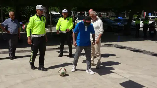 Adana’da Alkol Gözlüğüyle Gol Atma Yarışı Yapıldı