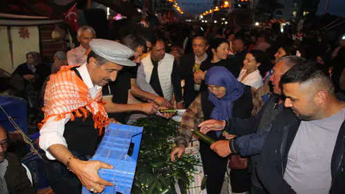Kumlucalı Mahalle Muhtarından 1 Tonluk Salatalık Ziyafeti