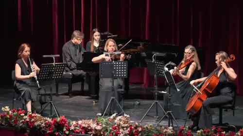 Antalya’da Tek El Piyano ile Dev Performans