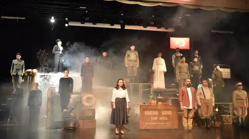 Kepez'de Tarihi Gece: "Bandırma Vapuru" Ayakta Alkışlandı!