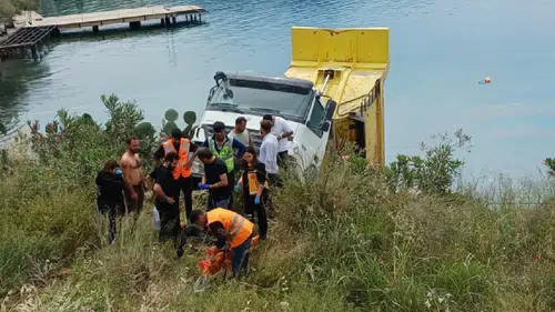 Muğla'da Hafriyat Kamyonu Şantiye Rampasını Çıkmak İstedi Denize Düştü