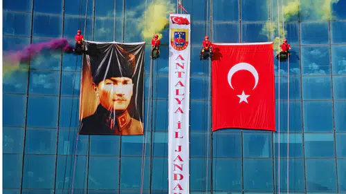 Komandolar 64 Metreden Sarktı! Antalya'da 19 Mayıs Gösterisi
