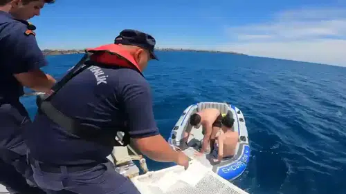 Konyaaltı Sahili’nde Batan Bottan Gençleri Sahil Güvenlik Kurtardı