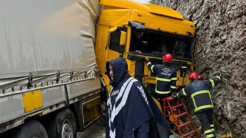 Bucak-Ağlasun Yolunda TIR Kayalıklara Çarptı