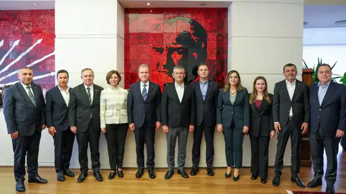 Büşra Özdemir Özgür Özel’in CHP’deki Olağanüstü Toplantısında Yer Aldı