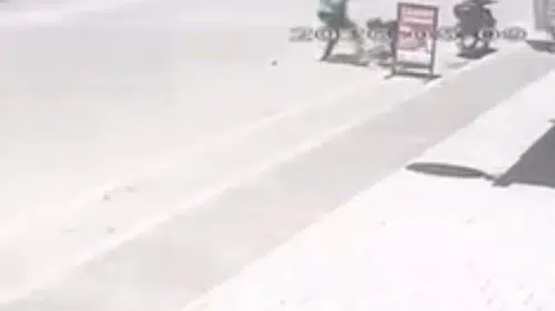 Adana'da Vicdanın Sustuğu An! Öz Evladını Yerlerde Sürükleyip Tekmeledi!
