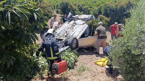 Manavgat'ta Araç Virajı Alamadı: Takla Atarak Avokado Bahçesine Uçtu