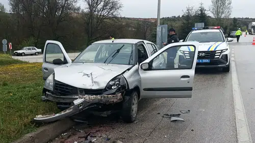 Burdur-Antalya Karayolunda Araçlar Çarpıştı: 2 Yaralı