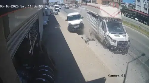 Serik'te Patlayan Lastik Kazayı Getirdi! Kamyonet Park Halindeki Aracı Biçti