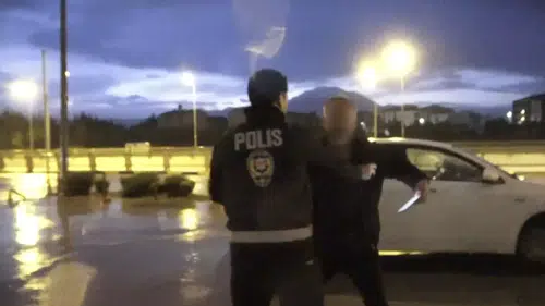 Isparta'da Alkollü Sürücü Bol Su İçti, Yolcu Gazeteciye Saldırdı
