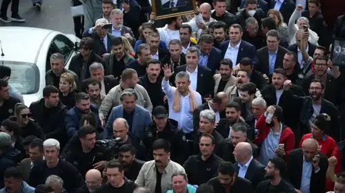 Tahliye Sonrası Özgür Özel TBMM’ye Yürüdü, Afişleri İndirildi