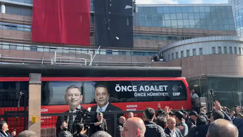 CHP Genel Merkezi Önündeki Gerginlikte Şişeler Havada Uçtu