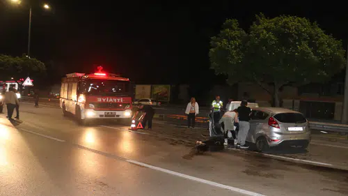 Antalya'da Çarpıp Kaçan Sürücü Dehşeti! Araç Bariyerlere Saplandı