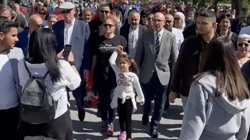 Küçük Kız Öncü Oldu, Binler Haykırdı! 'Andımız'ı Okuyarak Ata'ya Yürüdüler!