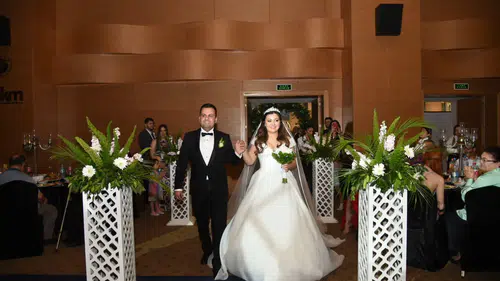 Mimar Sinan’da Görkemli Düğün: Berk ve Özüm Nur Çifti Hayatını Birleştirdi
