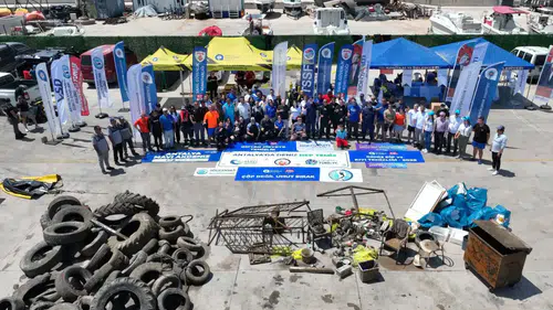 Antalya Denizinde 7 Ton Atık Arasında Yemek Takımı Bile Var!