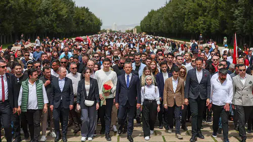 19 Mayıs Coşkusu Ankara'yı Saracak: Özgür Özel ve Gençler Anıtkabir’e Yürüyor!