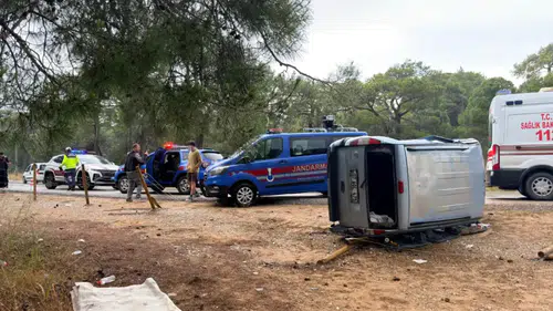 Manavgat'ta Şerit İhlali Kazası: Araç Takla Attı, 3 Yaralı