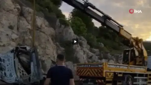 Alanya'da Bariyerlere Çarpan Araç Alev Aldı: 2 Ölü, 3 Ağır Yaralı