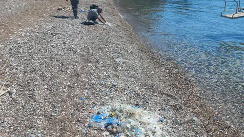 Antalya Çıralı’da Plastik Atık Alarmı! Kemer Belediyesi Sahili Yeniden Temizledi