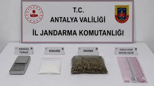 Döşemealtı'nda Eve Uyuşturucu Baskını: Esrar ve Kokain Ele Geçirildi
