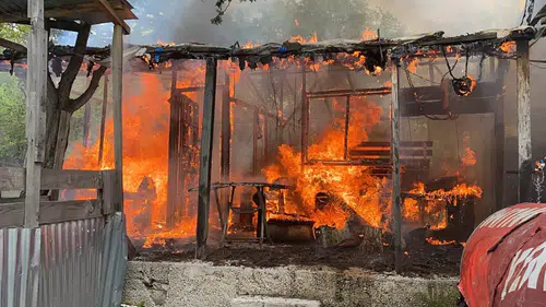 Erdemli'de Yayla Evinde Yangın: Ahşap Baraka Dakikalar İçinde Küle Döndü