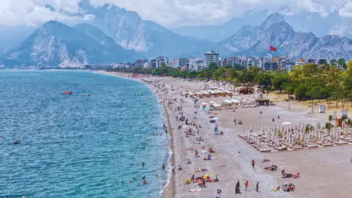 Antalya'da Bayram Yoğunluğu: Sahiller ve Oteller Doldu Taştı