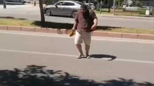 Antalya'da İnanılmaz Anlar! Oteline Dönerken Kargaların Hedefi Oldu!