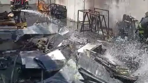 Mersin'de Yangın Paniği: Eski Eşyalar Mahalleyi Dumana Boğdu