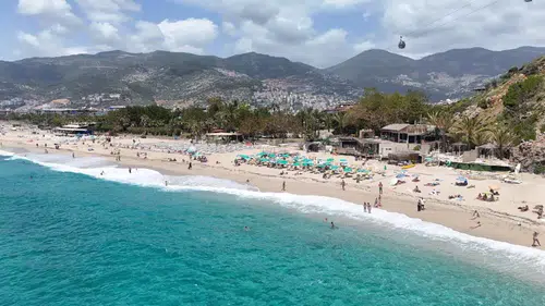 Alanya’da Yaz Erken Geldi! Kleopatra Plajı’nda Yoğunluk Dikkat Çekti