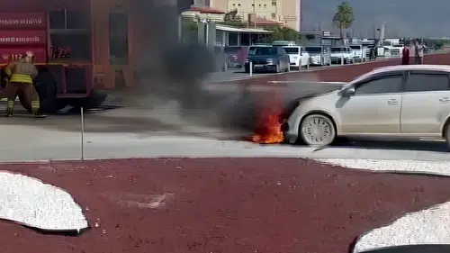 Hatay'da Korkutan Yangın: Seyir Halindeki Araç Alevlere Teslim Oldu