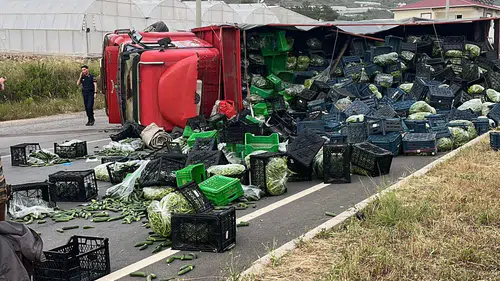 Antalya'da Sebze Yüklü Kamyon Devrildi, Motosiklet Metrelerce Sürüklendi!