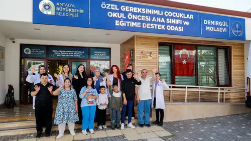 Antalya’da Mola Evi’nin Özel Bireylerinden Anneler Günü Sürprizi