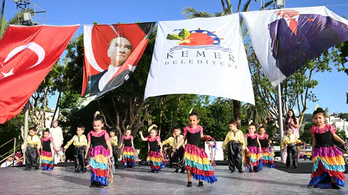 Kemer’de Yarım Kalan Coşku Meydanda Tamamlandı