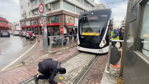 İsmetpaşa Durağında Kedi Operasyonu: Tramvay Seferlerine Ara Verildi!
